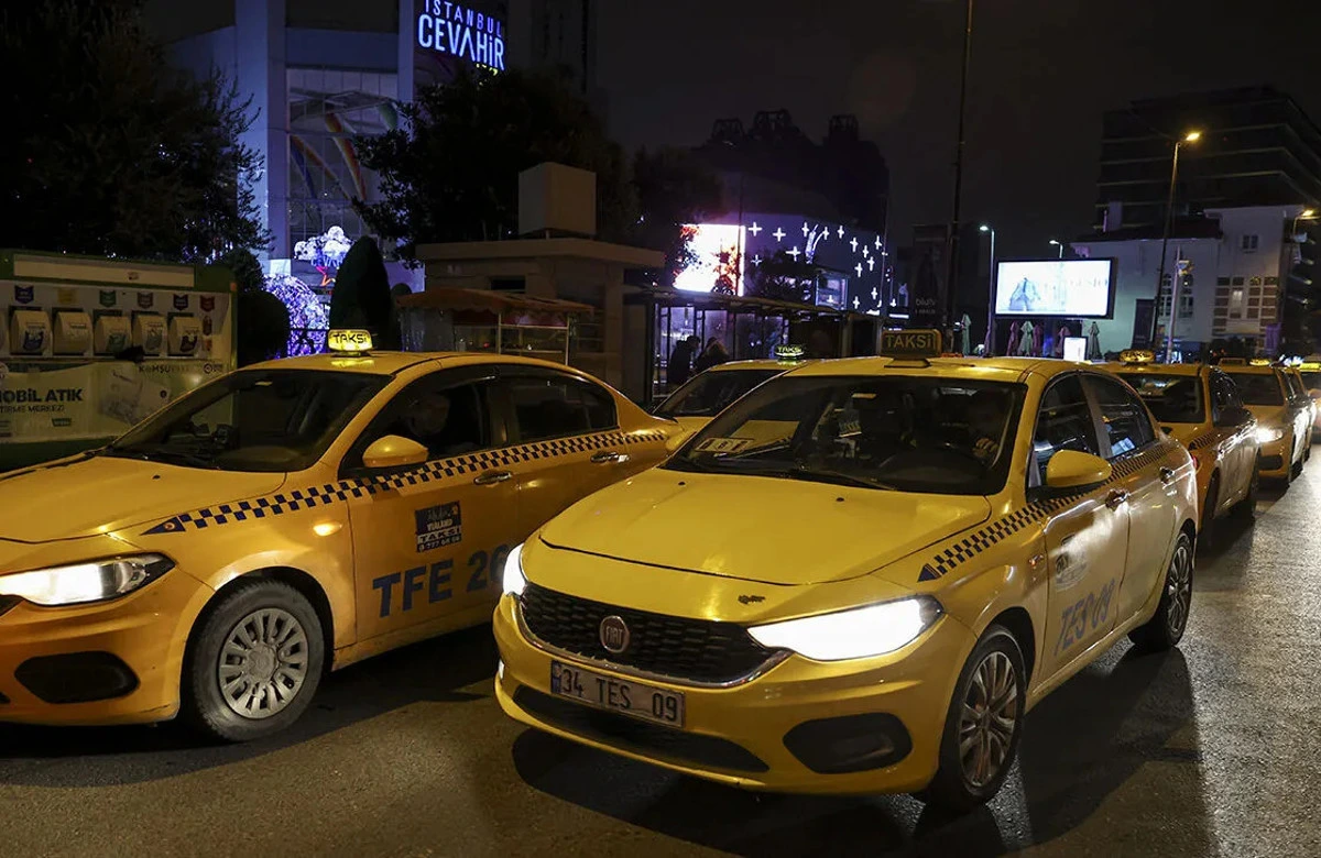 İstanbul Cevahir çevresinde park halinde ve trafikteki sarı taksiler