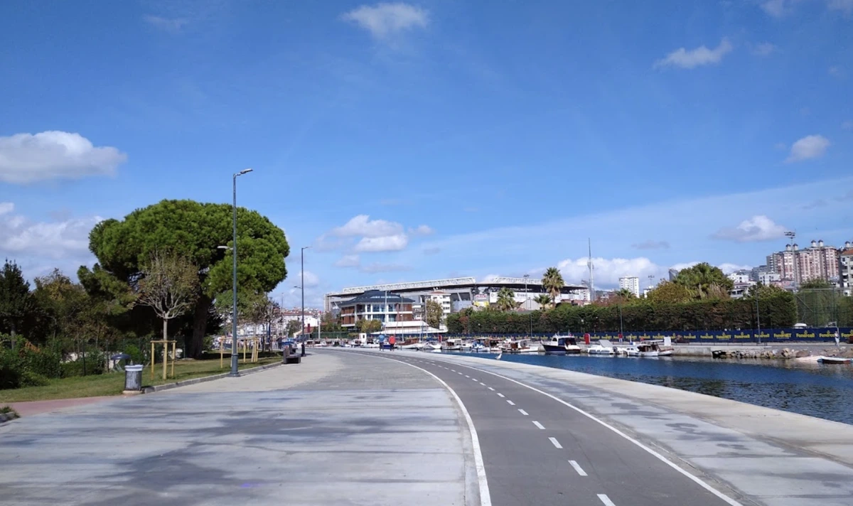 Deniz kıyısında uzanan yürüyüş yolu ve sahil yolu