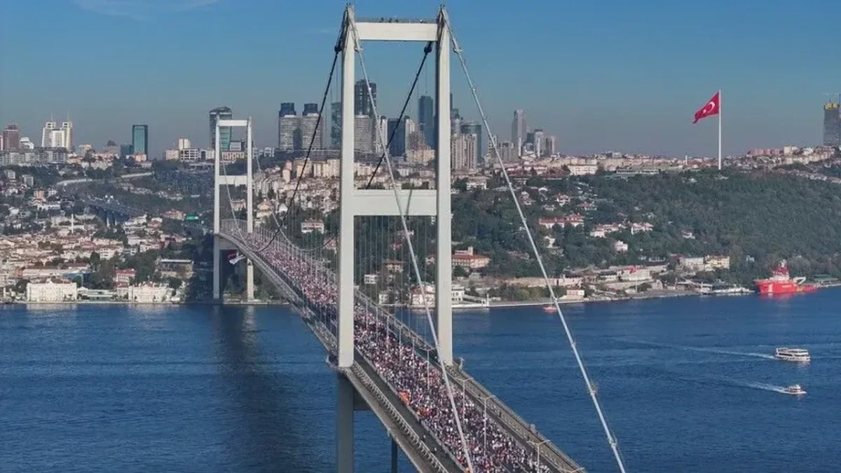 İstanbul Maratonu sırasında 15 Temmuz Şehitler Köprüsü üzerinde ilerleyen kalabalık