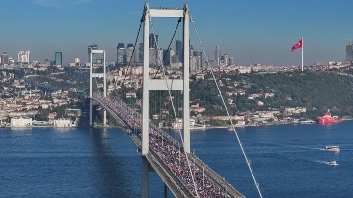 İstanbul Maratonu sırasında 15 Temmuz Şehitler Köprüsü üzerinde ilerleyen kalabalık