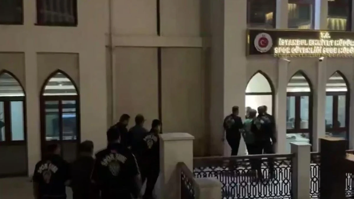 İstanbul’da karaborsa bilet operasyonu kapsamında polis ekiplerinin binaya girişi