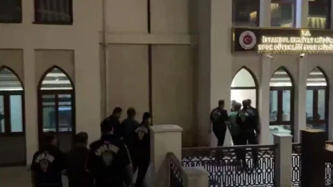 İstanbul’da karaborsa bilet operasyonu kapsamında polis ekiplerinin binaya girişi