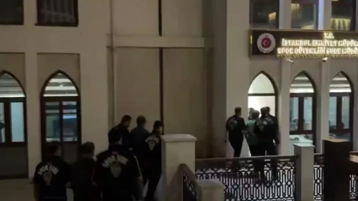İstanbul’da karaborsa bilet operasyonu kapsamında polis ekiplerinin binaya girişi