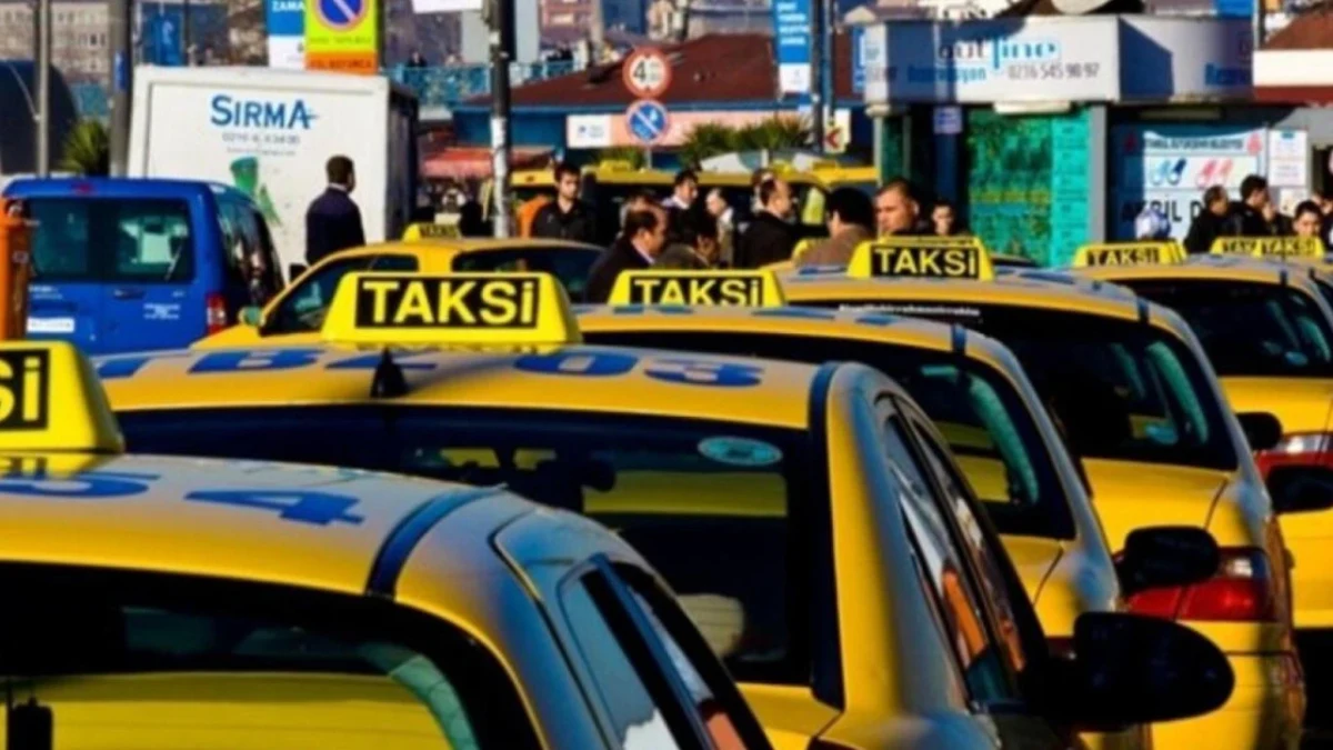 İstanbul’da trafikte yan yana ilerleyen sarı taksiler