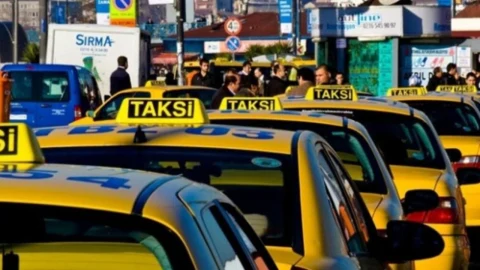 İstanbul’da trafikte yan yana ilerleyen sarı taksiler