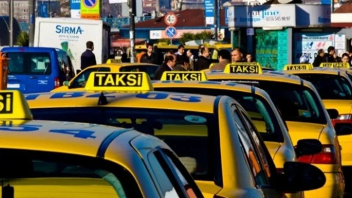 İstanbul’da trafikte yan yana ilerleyen sarı taksiler