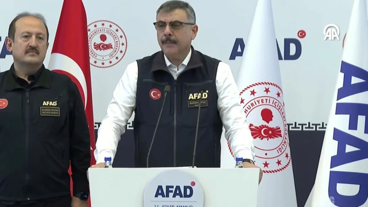 İçişleri Bakanı Mustafa Çiftçi, AFAD Afet Yönetimi Merkezi’nde açıklama yapıyor
