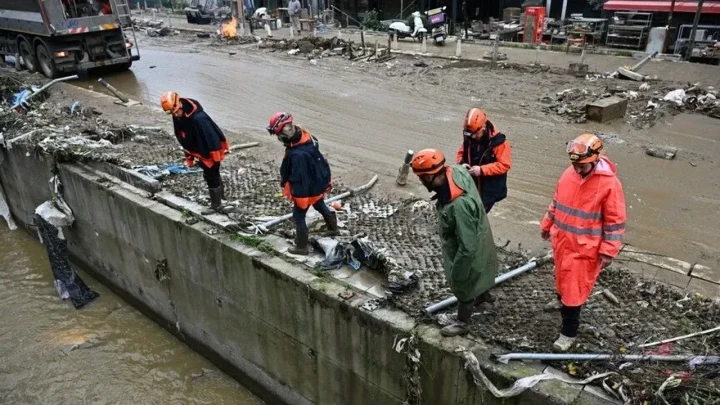 Sel sonrası su ve çamurla kaplı alanda arama çalışması yapan ekipler