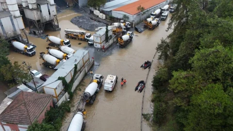 İstanbul’da sel suları altında kalan yolda araçlar ve kurtarma ekipleri