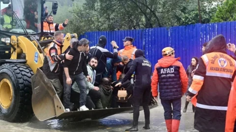 İstanbul’daki su baskını sırasında kurtarma ekipleri ve iş makinesi vatandaşlara yardım ediyor