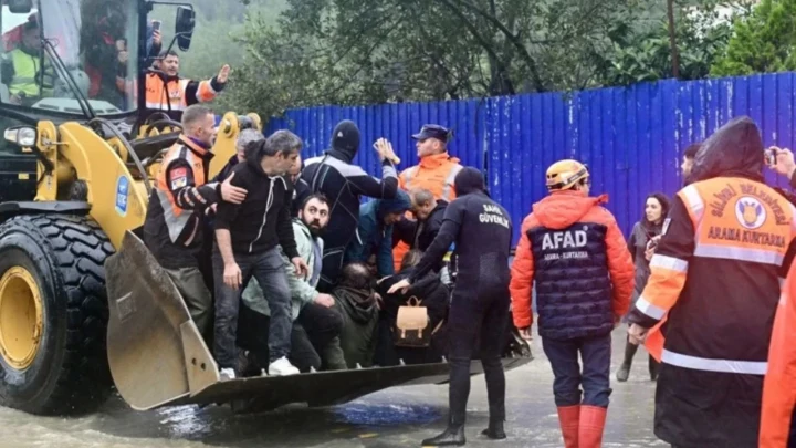 İstanbul’daki su baskını sırasında kurtarma ekipleri ve iş makinesi vatandaşlara yardım ediyor