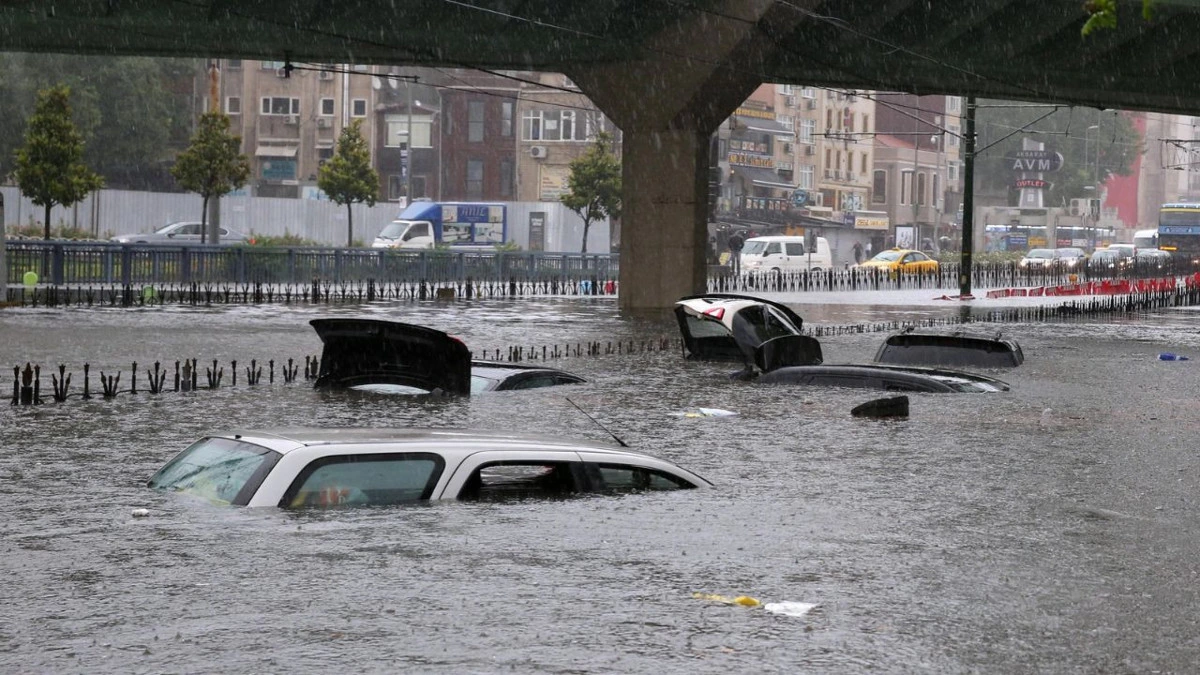 İstanbul’da sel sularına gömülen otomobiller