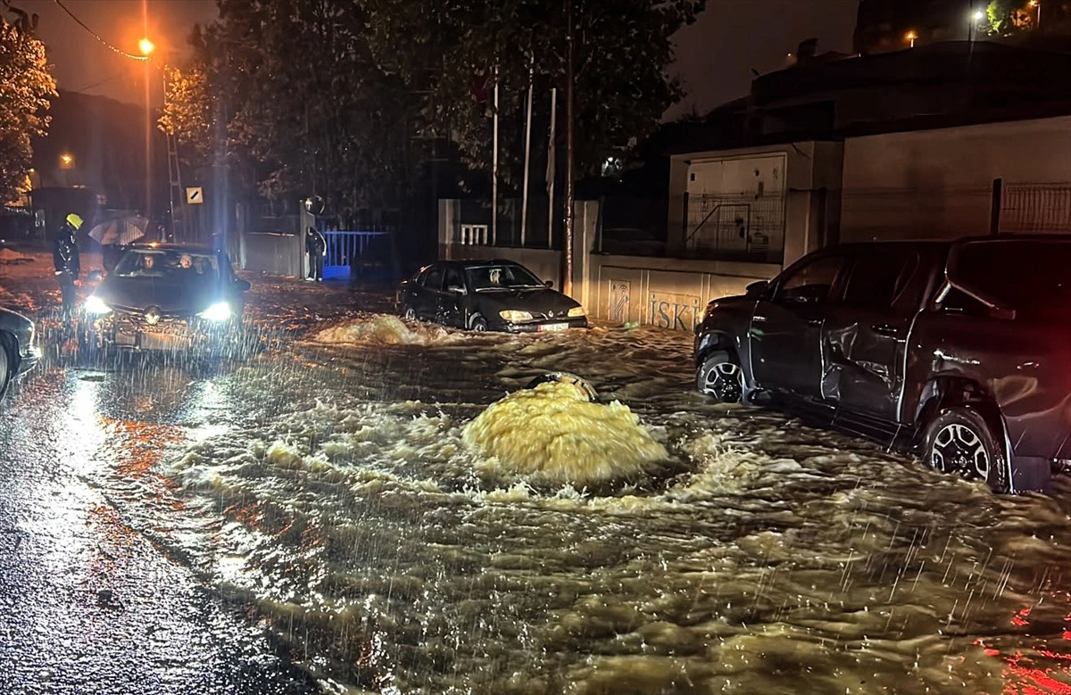İstanbul’da su basan yolda araçların çevresinde akan yağmur suyu