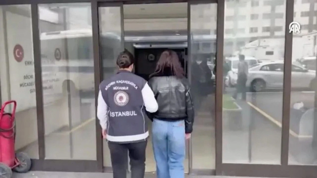 İstanbul’da bir binaya götürülen kadın ve yanında görevli