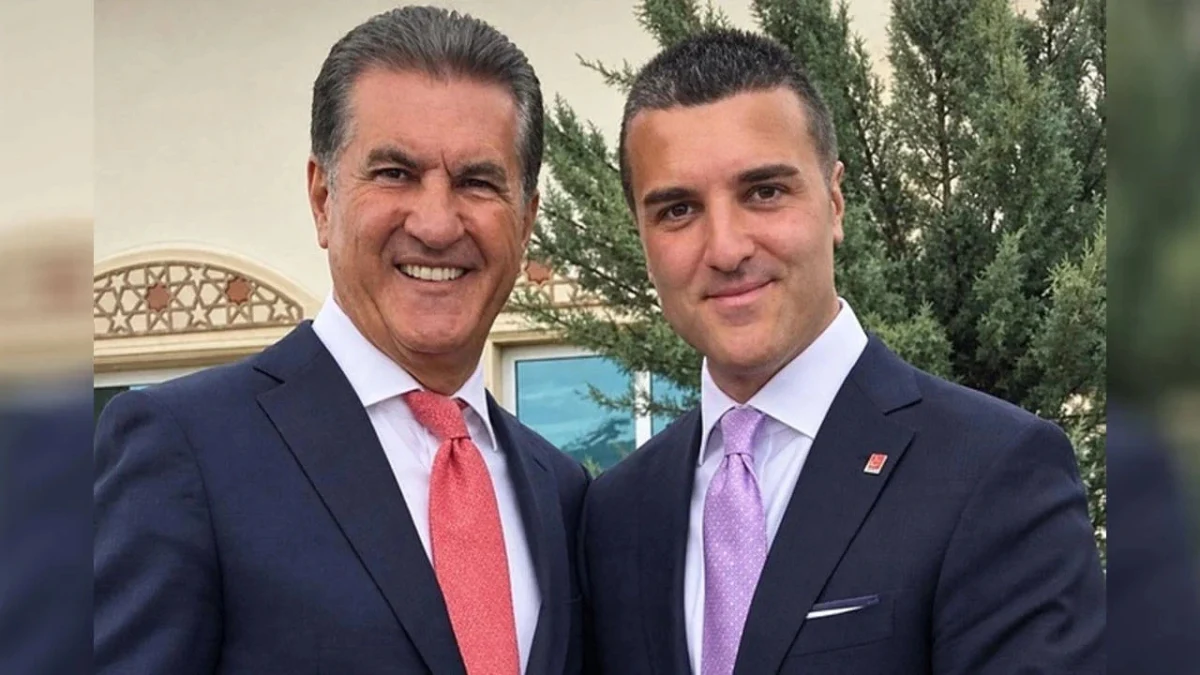 Mustafa Sarıgül ve Emir Sarıgül takım elbiseyle yan yana poz veriyor