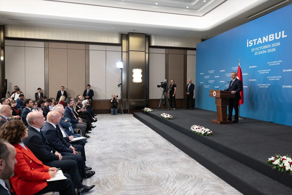 İstanbul’daki basın toplantısında Hakan Fidan konuşurken katılımcılar dinliyor