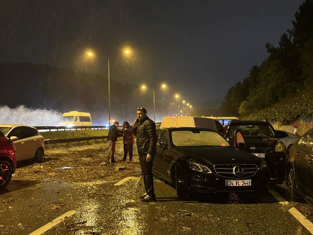 Yağış sonrası su birikintileriyle kaplanan yolda araçlar