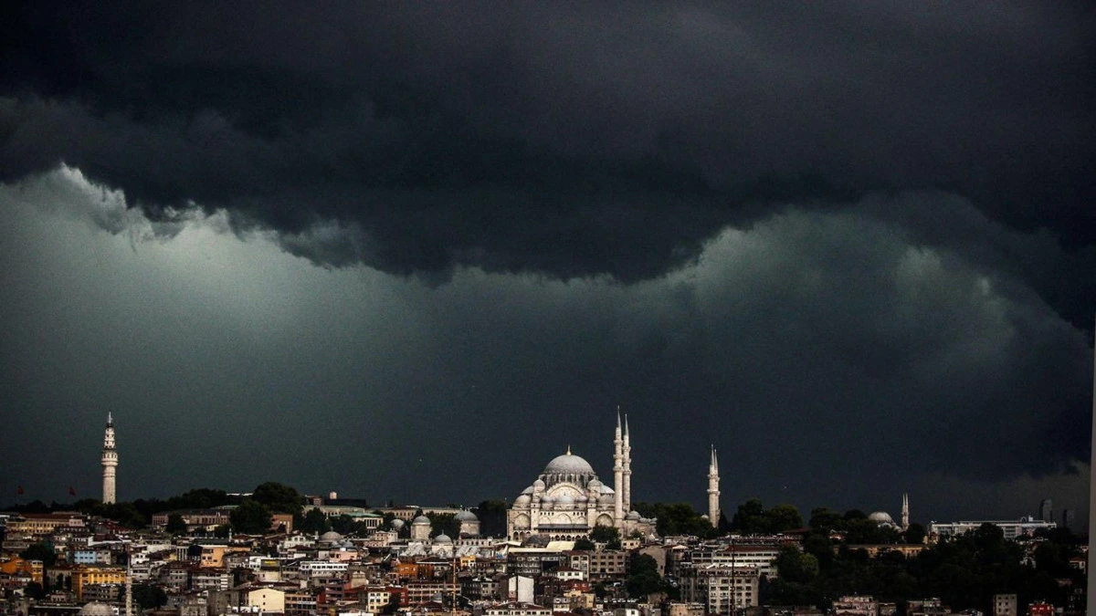 İstanbul silüeti üzerinde yoğun koyu yağmur bulutları