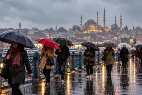 Yağmur altında şemsiyelerle yürüyen insanlar ve arka planda İstanbul silüeti