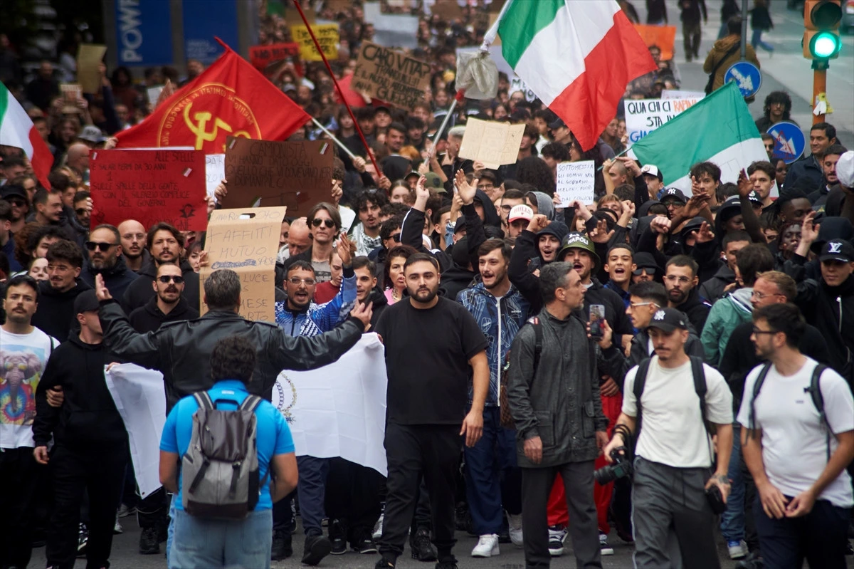 İtalya bayrağı ve pankartlar taşıyan kalabalık protesto grubu