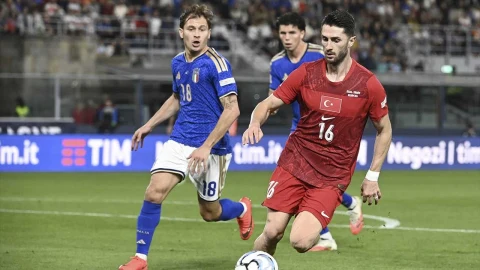 Türkiye ve İtalya milli takımlarından futbolcular maç sırasında mücadele ediyor