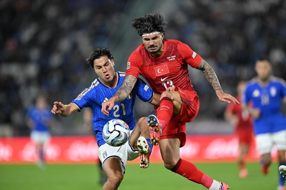 Türkiye ve İtalya futbolcuları top için ikili mücadele veriyor