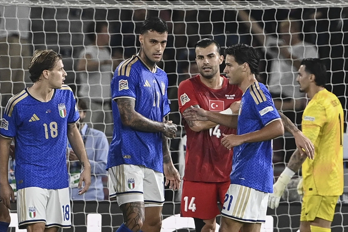 İtalya ve Türkiye futbolcuları kale önünde pozisyon alıyor