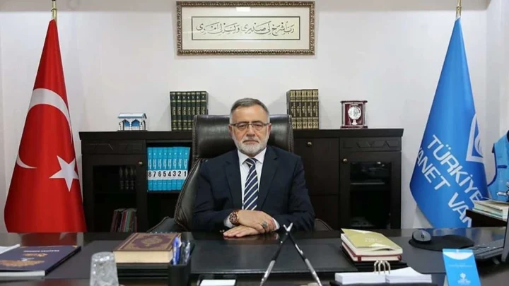 Türkiye Diyanet Vakfı Genel Müdürü İzani Turan çalışma odasında masasında oturuyor