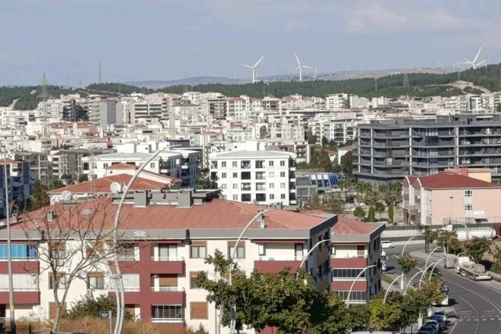 İzmir’de farklı tipte konutların yer aldığı yerleşim alanı