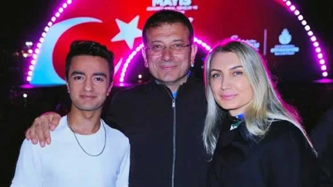 Kaan Karakoçoğlu, Ekrem İmamoğlu ve bir kadınla birlikte poz veriyor