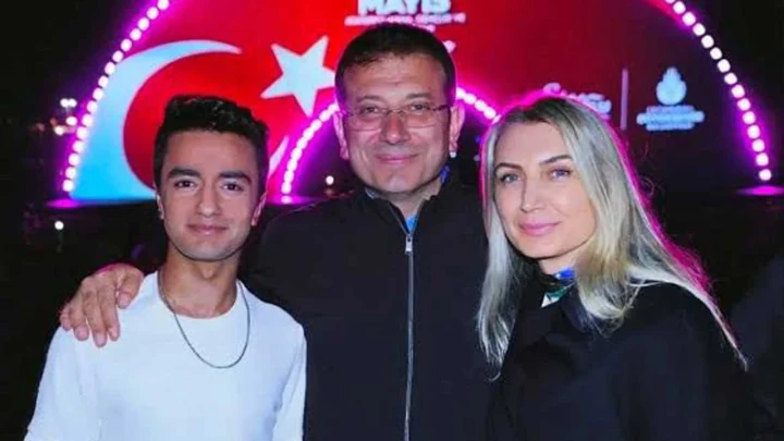Kaan Karakoçoğlu, Ekrem İmamoğlu ve bir kadınla birlikte poz veriyor