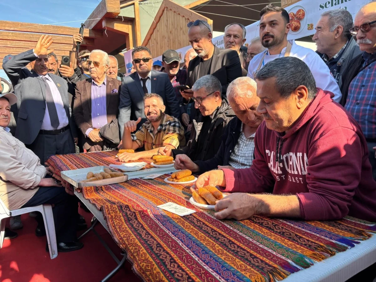 Erzurum Tanıtım Günleri’nde kadayıf dolması yeme yarışmasına katılanlar