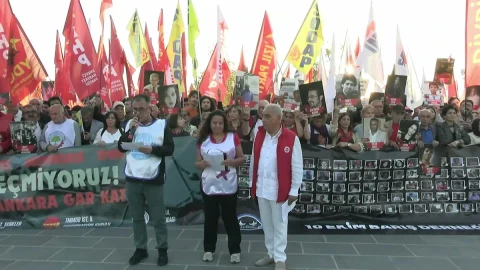 Kadıköy’de 10 Ekim Gar Katliamı’nda hayatını kaybedenleri anan kalabalık, pankart ve fotoğraflarla yürüyüşte