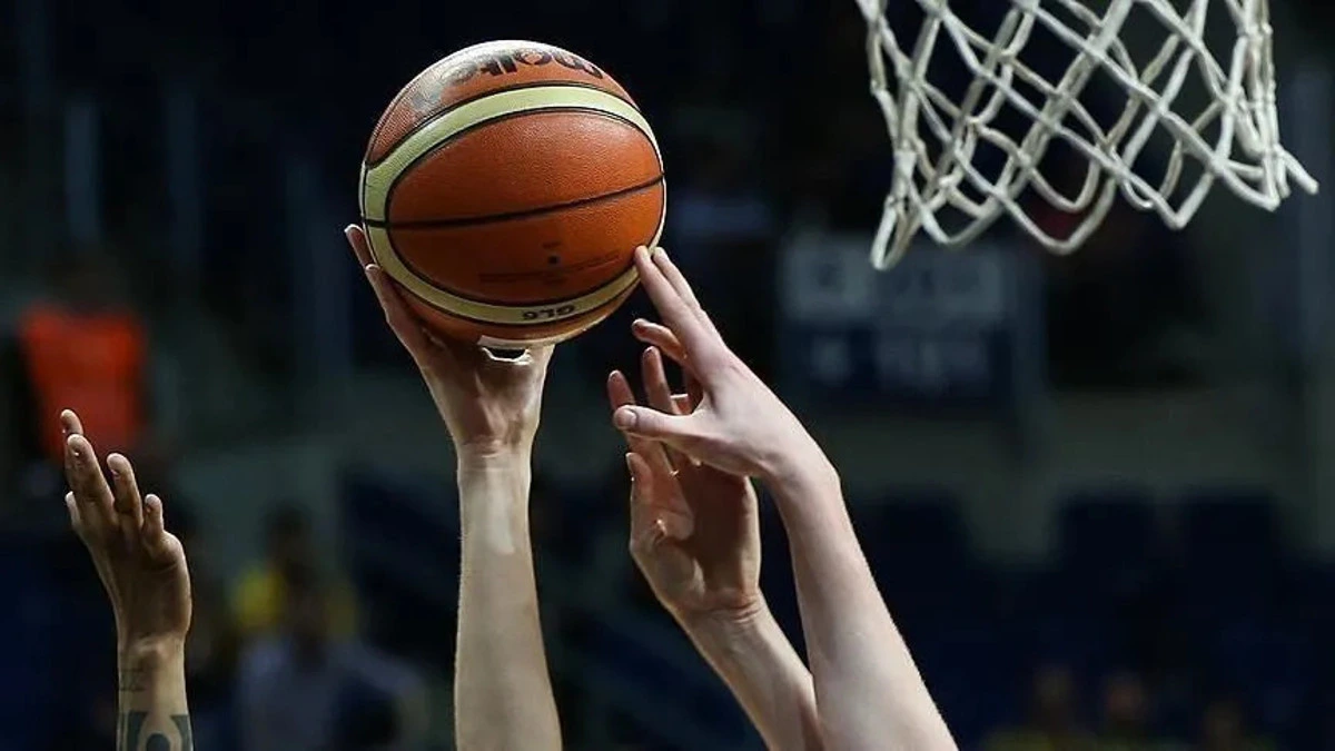 Basketbol potasına doğru yükselen eller ve top