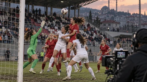 Kadın futbolu maçında kaleci ve oyuncular top için mücadele ediyor
