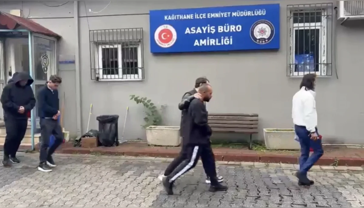 Kağıthane İlçe Emniyet Müdürlüğü Asayiş Büro Amirliği binası önünde kişiler
