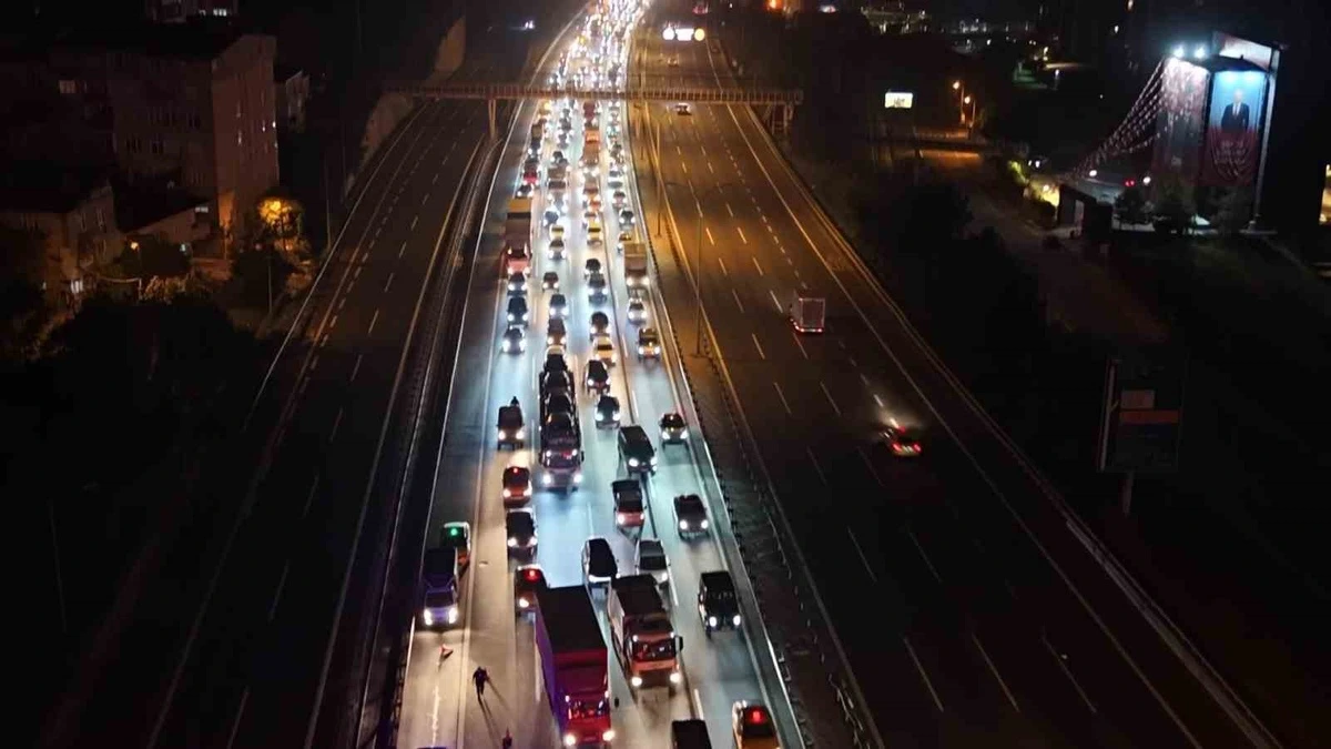 TEM Otoyolu’nda gece saatlerinde yoğun trafik
