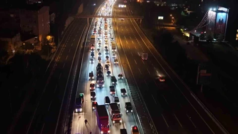 TEM Otoyolu’nda gece saatlerinde yoğun trafik