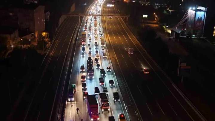 TEM Otoyolu’nda gece saatlerinde yoğun trafik