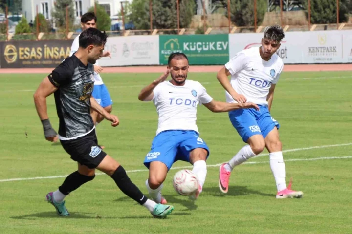 Kahramanmaraş İstiklalspor ile Ankara Demirspor maçında futbolcular top için mücadele ediyor.