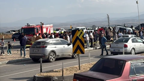 Afşin-Göksun kara yolunda kaza sonrası yol kenarında bulunan araçlar, itfaiye ve olay yerindeki kişiler