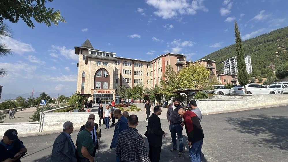 Kahramanmaraş’ta bir bina önünde toplanan kişiler