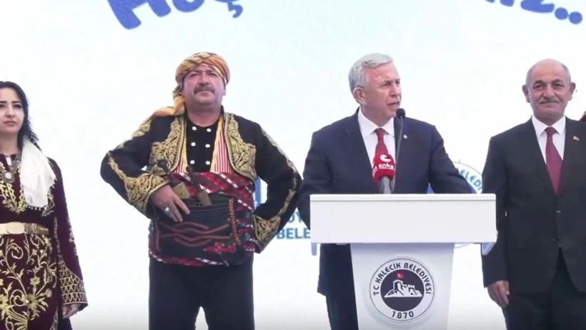 Mansur Yavaş, Kalecik’teki açılış töreninde kürsüde konuşuyor