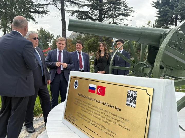Kalecik’te sahra topu ve anma plaketi önünde törene katılanlar