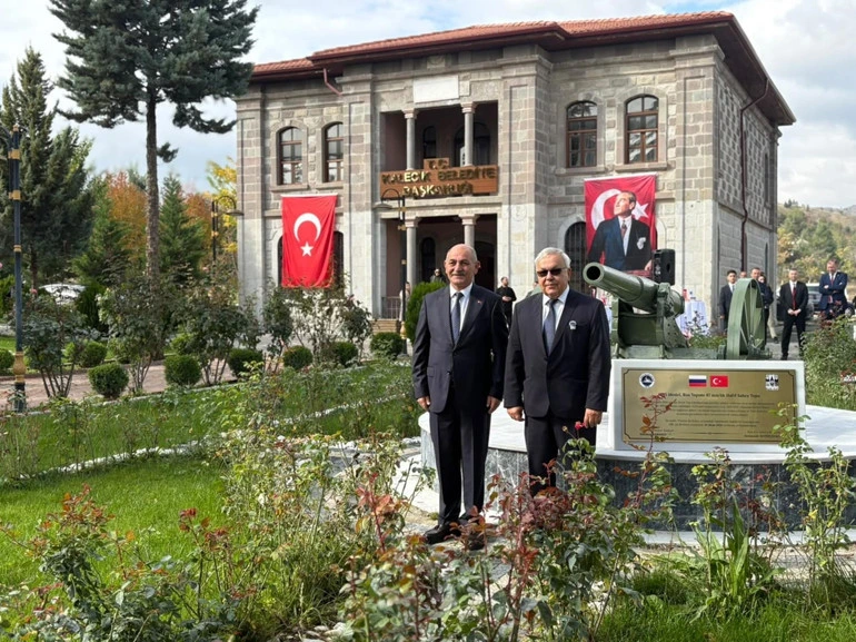 Kalecik’te Kurtuluş Savaşı topu ve anma plaketi önünde törene katılanlar