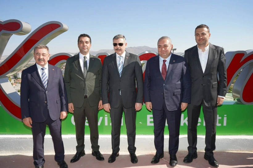 Festival alanında yan yana duran Mesut Özarslan ve beraberindeki heyet
