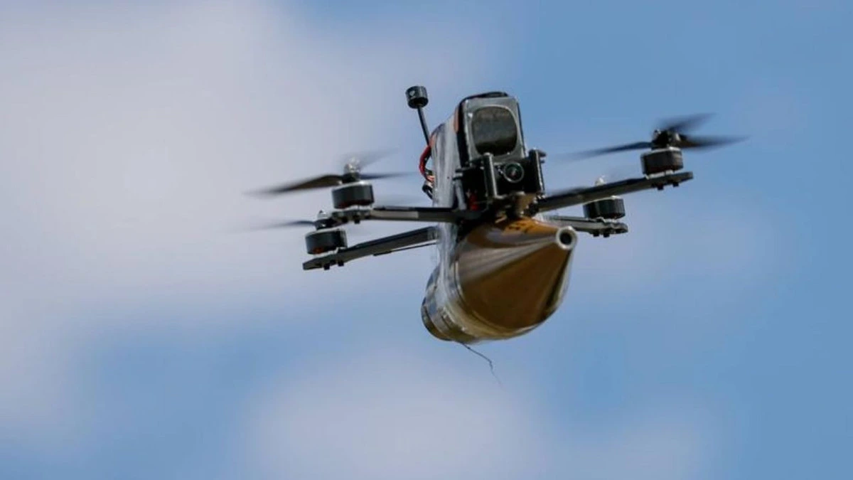 Gökyüzünde uçan kameralı çok rotorlu insansız hava aracı