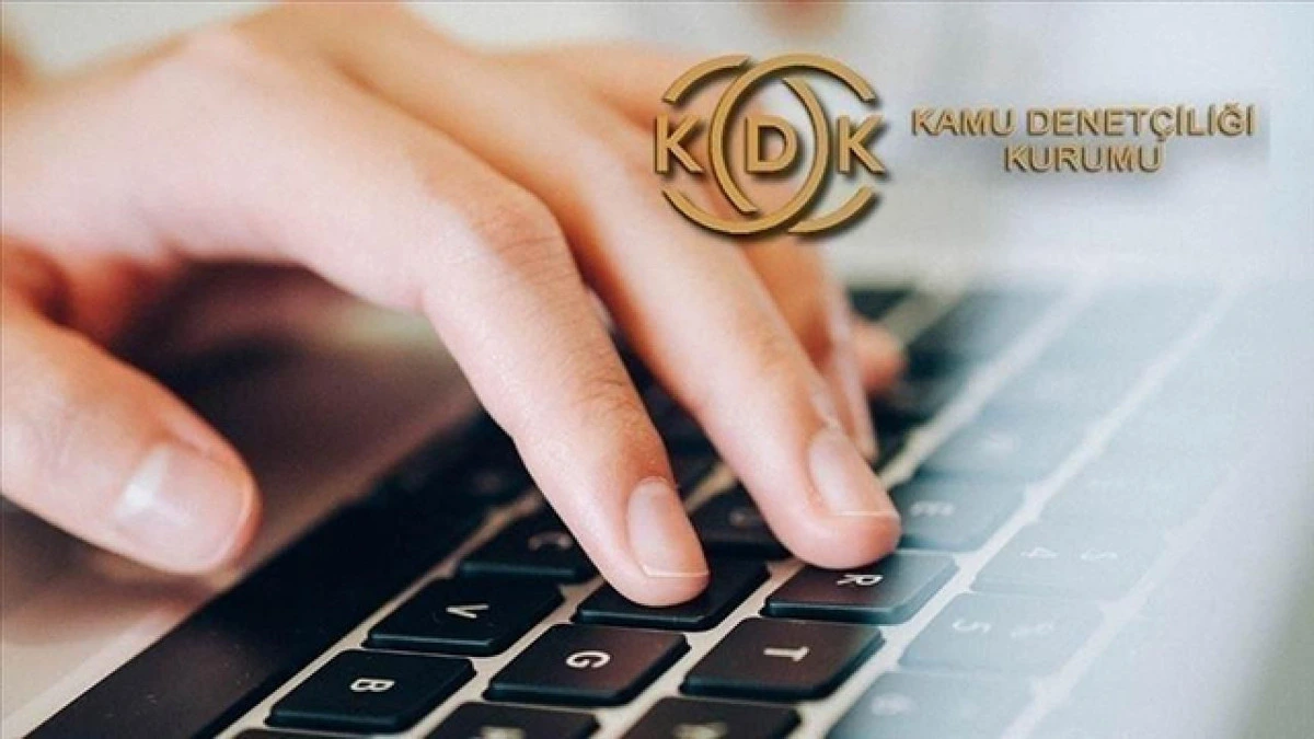 Kamu Denetçiliği Kurumu logosu ve bilgisayar kullanan eller