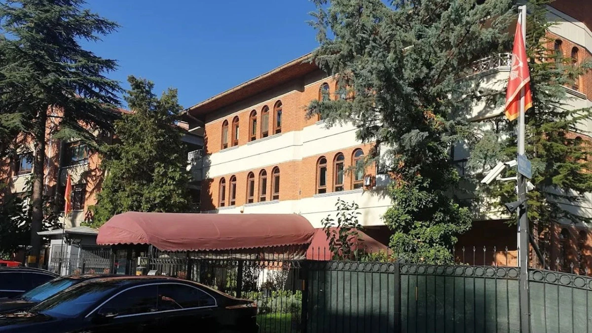 Karadağ bayrağının bulunduğu diplomatik temsilcilik binası