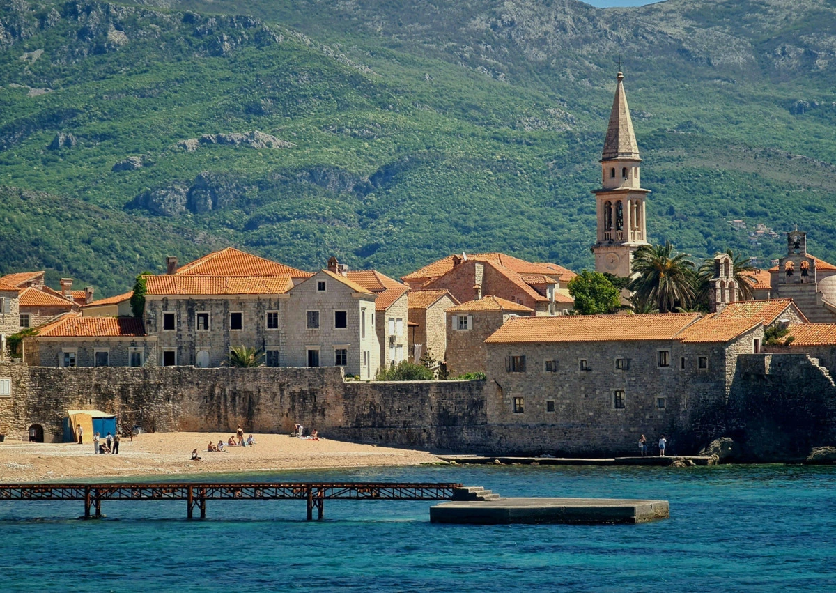 Karadağ kıyısında tarihî yerleşim ve deniz